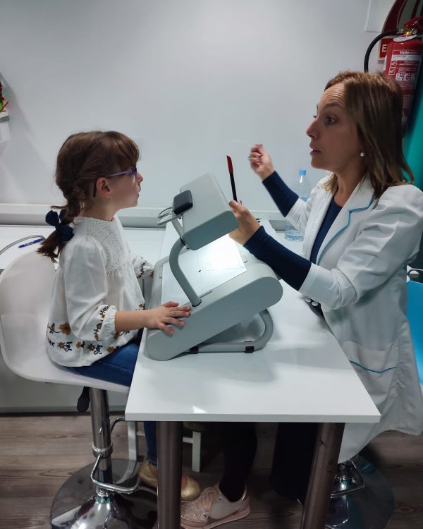 niño trabajando con lola terapia